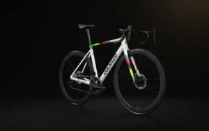 COLNAGO V5RS (Lackierung in Team-Farben UAE) - Campagnolo Super Record 13 - Wheels: Campagnolo Bora WTO DB N3W